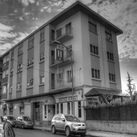 A Nieu Hotel Jaca